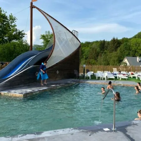 Cosy De 6 Personnes Avec Terrasse à - Api-1-52-1255 Campeggio Vic-sur-Cère