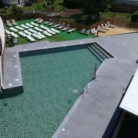 Cosy De 6 Personnes Avec Terrasse à - Api-1-52-1255 Campeggio Vic-sur-Cère