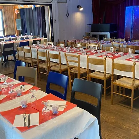 Cosy De 6 Personnes Avec Terrasse à - Api-1-52-1255 Camping Vic-sur-Cère