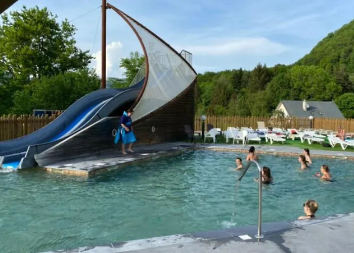 Cosy De 6 Personnes Avec Terrasse à - Api-1-52-1255 Camping Vic-sur-Cère