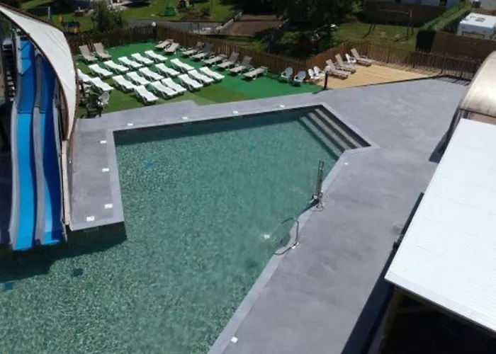 Cosy De 6 Personnes Avec Terrasse à - Api-1-52-1255 Camping Vic-sur-Cère