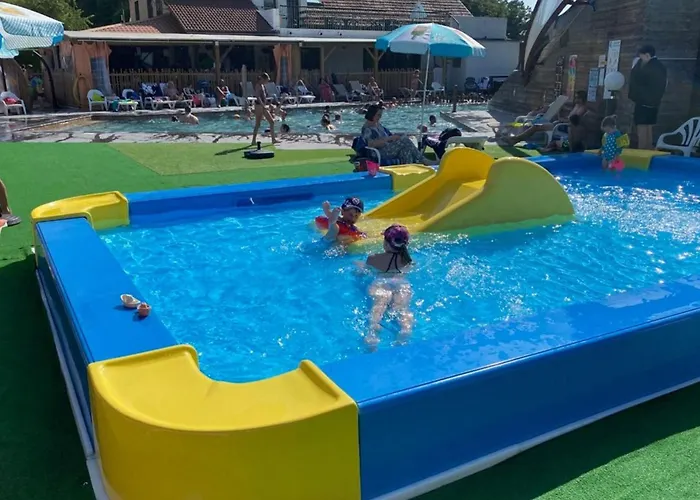 Camping Cosy De 6 Personnes Avec Terrasse à - Api-1-52-1255 *