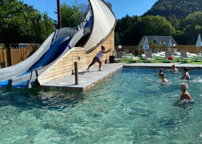 Camping Cosy De 6 Personnes Avec Terrasse à - Api-1-52-1255 Vic-sur-Cère