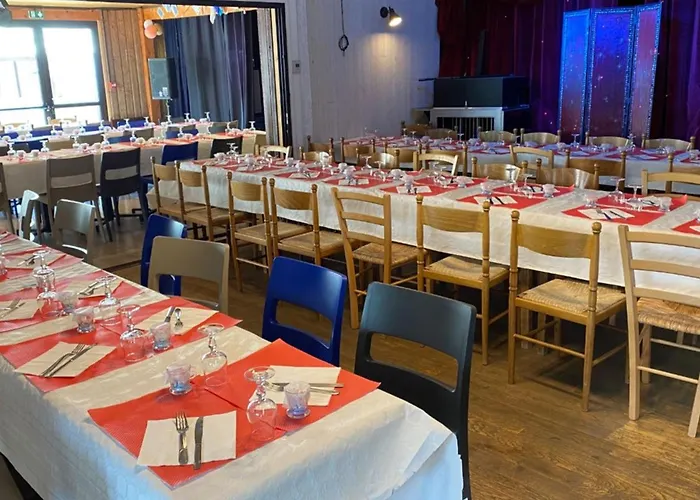 Cosy De 6 Personnes Avec Terrasse à - Api-1-52-1255 Campeggio Vic-sur-Cère